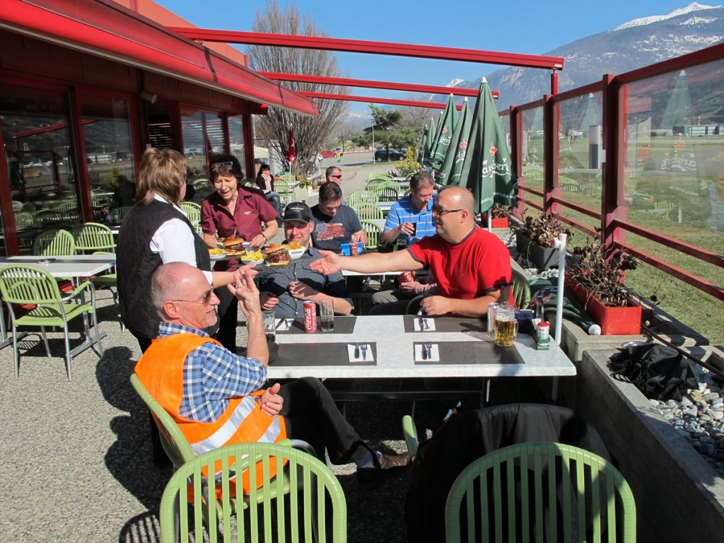 068 Lunch in het zonnetje