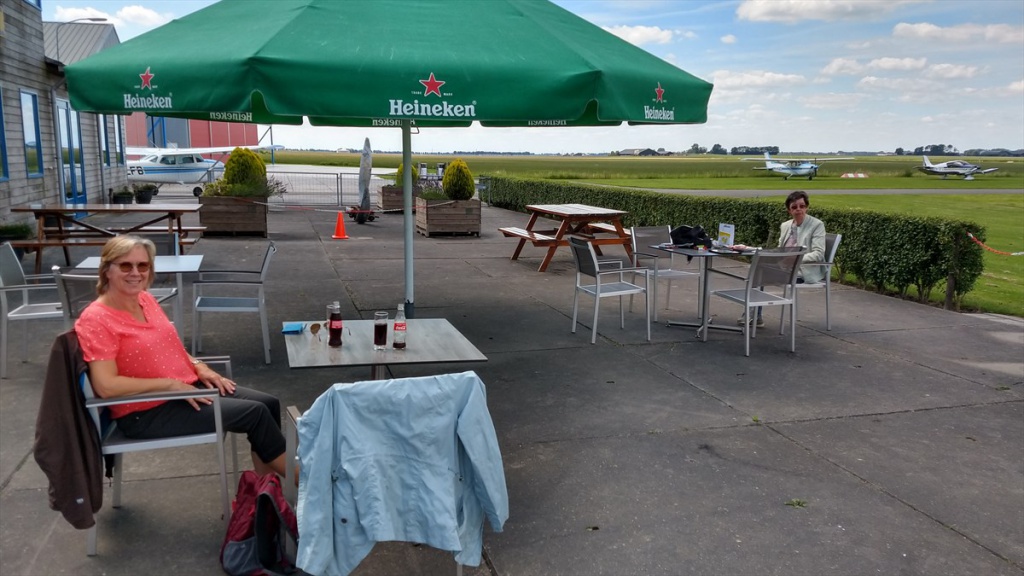 11 Rustig op het terras...