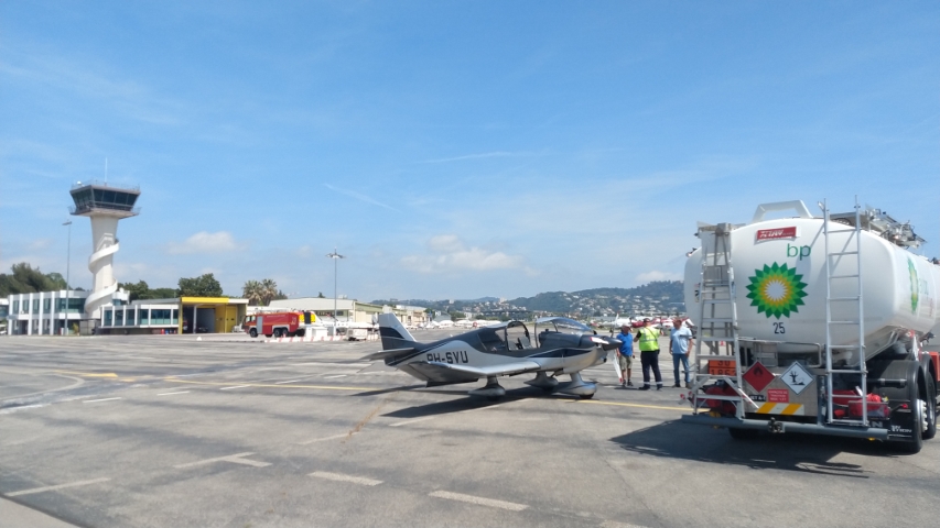 14_Tanken_op_vliegveld_Cannes